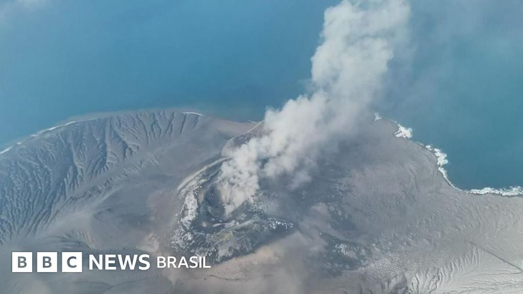 Vulcão 'filhote do Krakatoa' entra em erupção na Indonésia, afeta voos na Ásia e deixa 150 mil passageiros retidos
