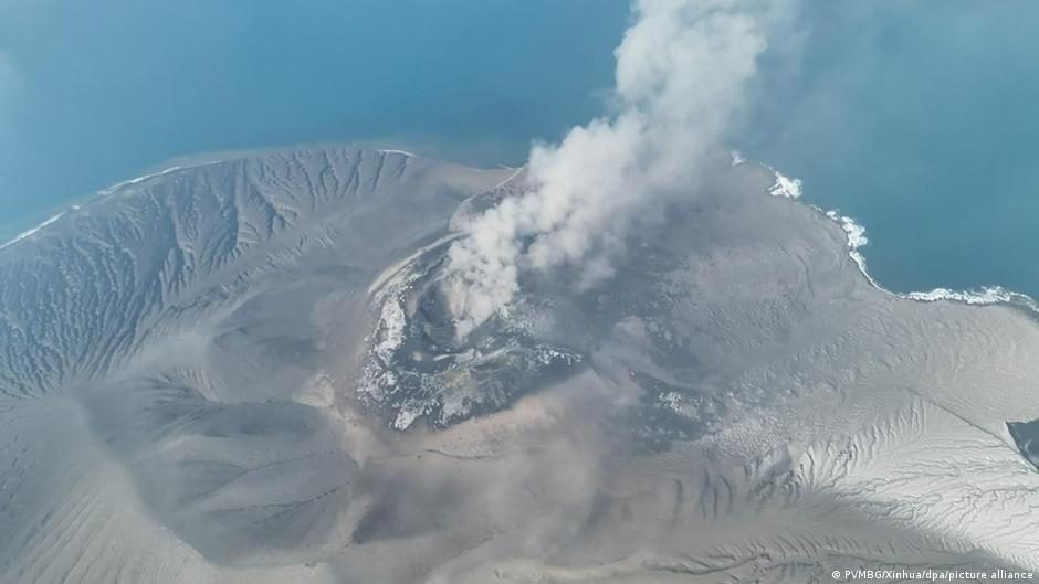 Vulkanausbruch lähmt Flughäfen in Indonesien