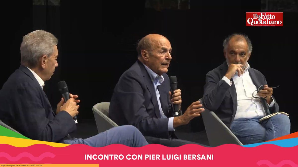 Festa del Fatto Quotidiano, Pier Luigi Bersani sul palco della Versiliana: rivedi l’intervista di Antonio Padellaro e F…