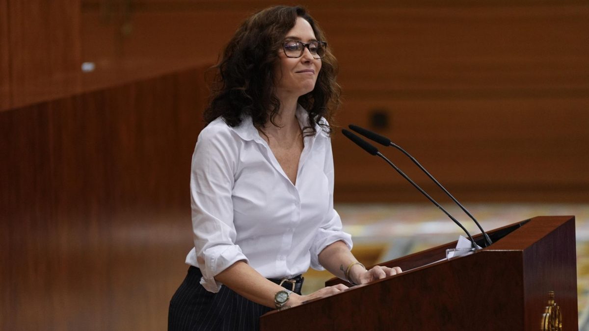 Ayuso se defiende con la lista de los "áticos" de la izquierda: de los "4 pisos del suegro de Sánchez" a las "50 casas"…