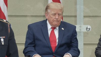 Quand Trump lutte pour ne pas s’endormir en pleine cérémonie au Pentagone