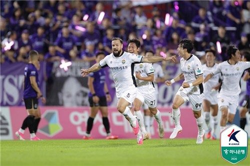 '카림 K리그 데뷔골' 강원, 안양에 10년 만의 승리…3-0 완파(종합)