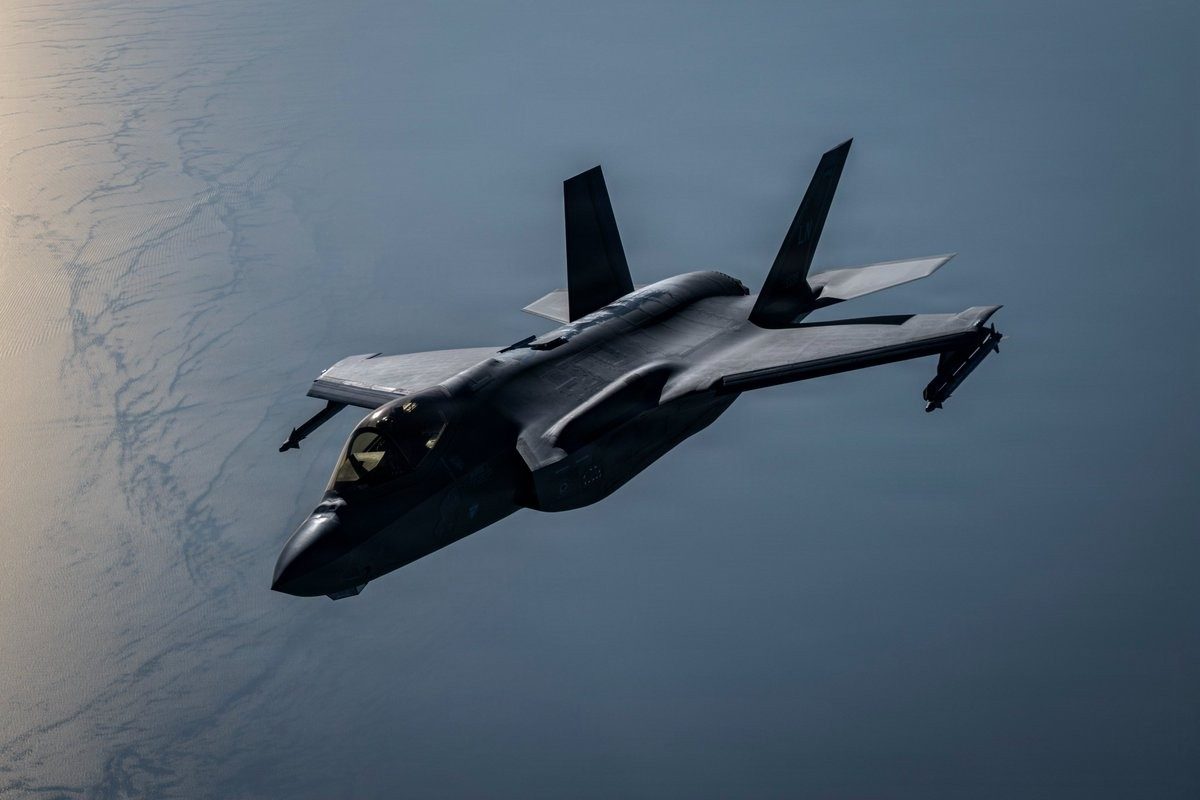 미군 "대이란 해상 봉쇄에 F-35 동원…상선 92척 항로 변경"