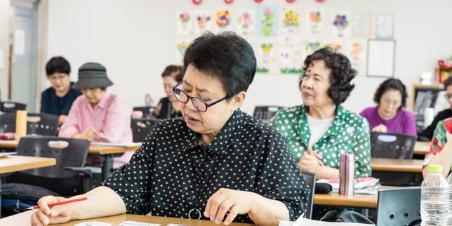 En Corée du Sud, des cours pour les seniors qui n’ont pas eu accès à l’éducation : « Mon père était convaincu que les f…