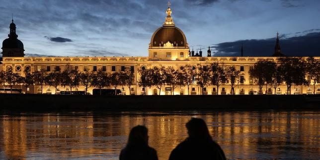 A la découverte des mots qui racontent le patrimoine catholique de la France : flagellation, crécelle, hôtel-Dieu…