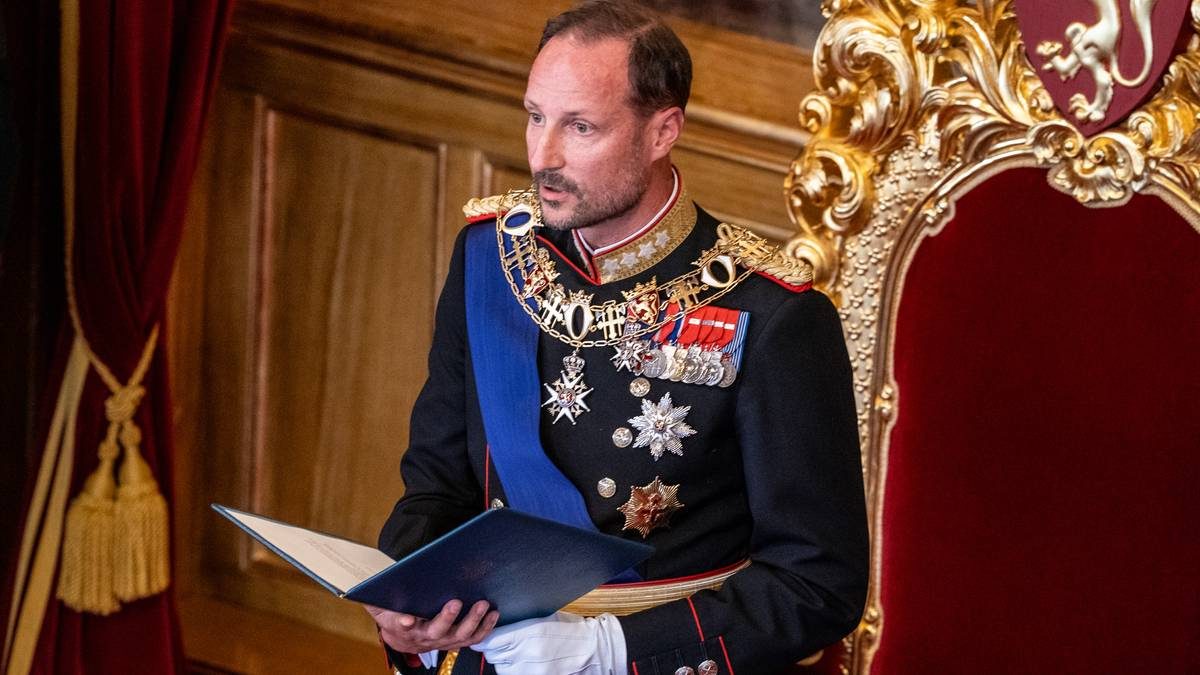 Over 200.000 i sentrum da kong Haakon avla sin ed