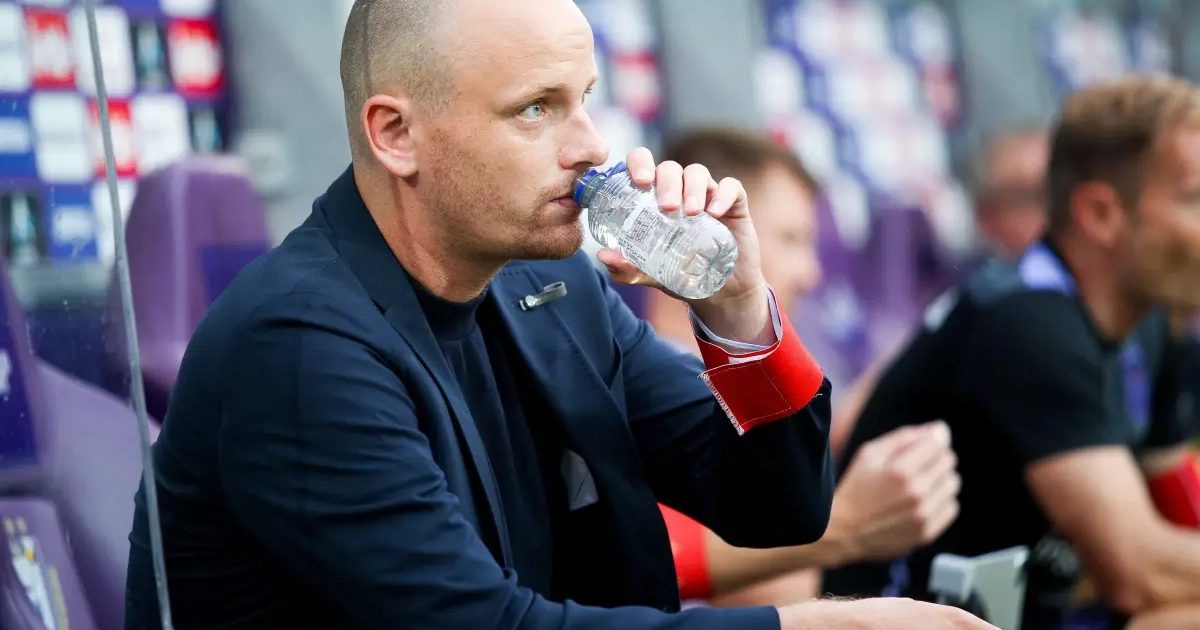 Live. Transfernieuws 24/9: Ex-Beveren coach Reedijk trekt naar Schotland