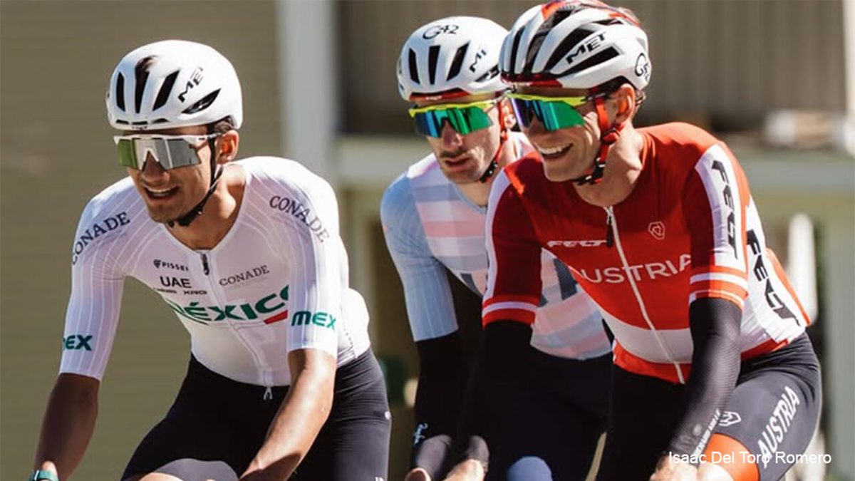 Enkele (onschuldige?) trainingskiekjes voeden de complottheorieën: bouwt Isaac Del Toro voor het WK aan een UAE-ploeg i…