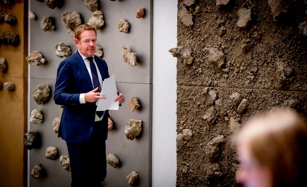 Van Weel overleeft motie van wantrouwen na op verkeerde been zetten Kamer