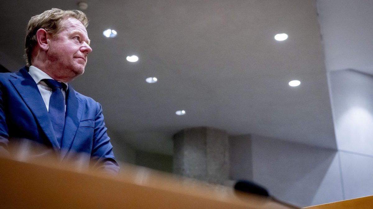 Van Weel met kras op het blazoen door: minister moet twee keer diep door het stof van Tweede Kamer