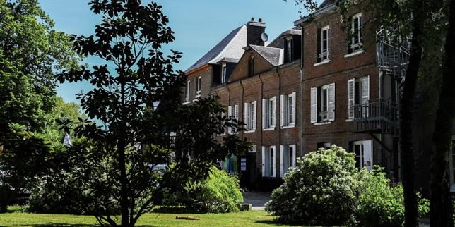 A Esteville, où l’abbé Pierre est enterré, l’effacement d’un passé autrefois célébré