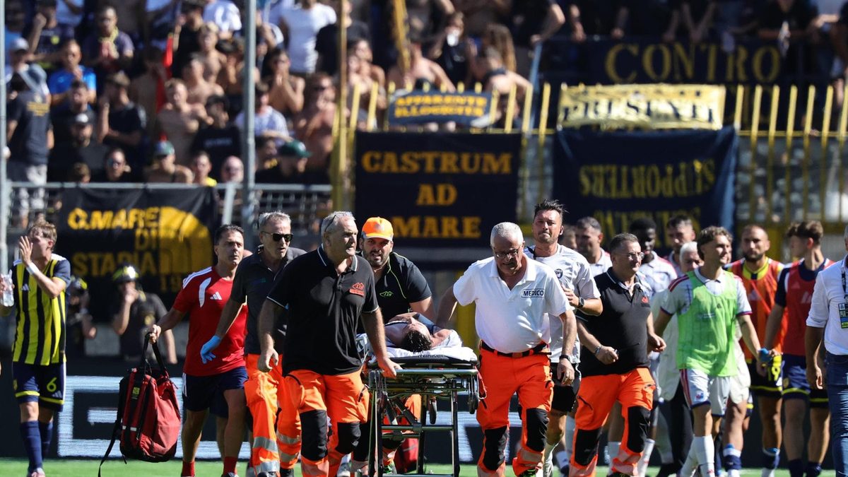 Paura a Castellammare di Stabia: Bozhinov del Pisa crolla in campo. Migliora, partita ripresa
