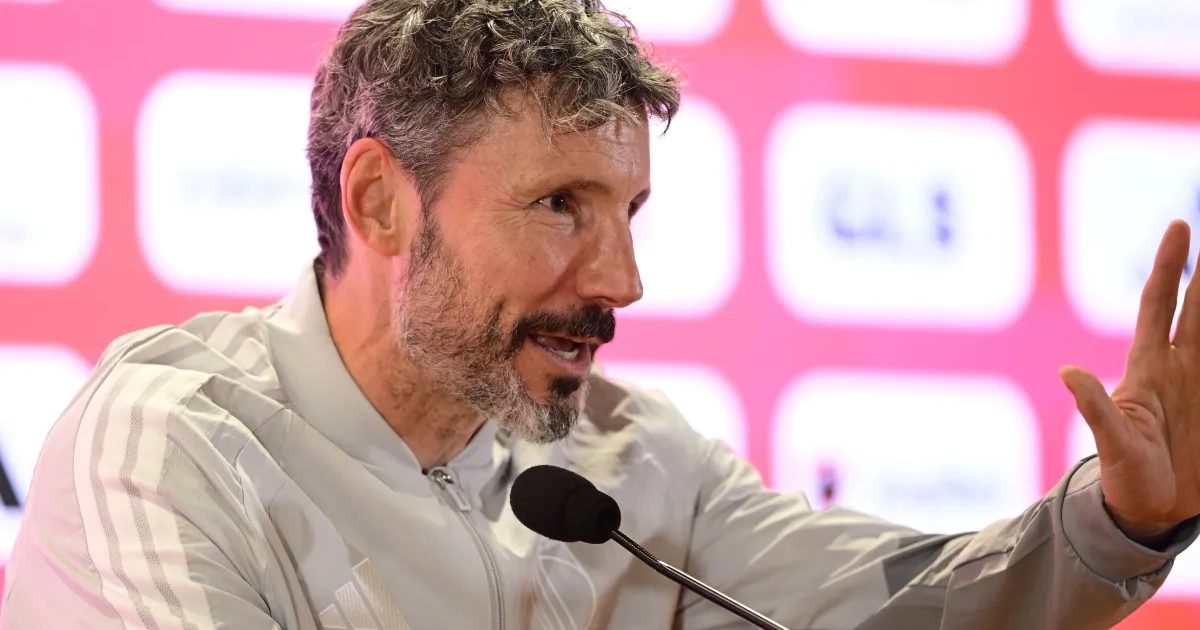 Mark van Bommel bijt van zich af over Italië en ... Openda
