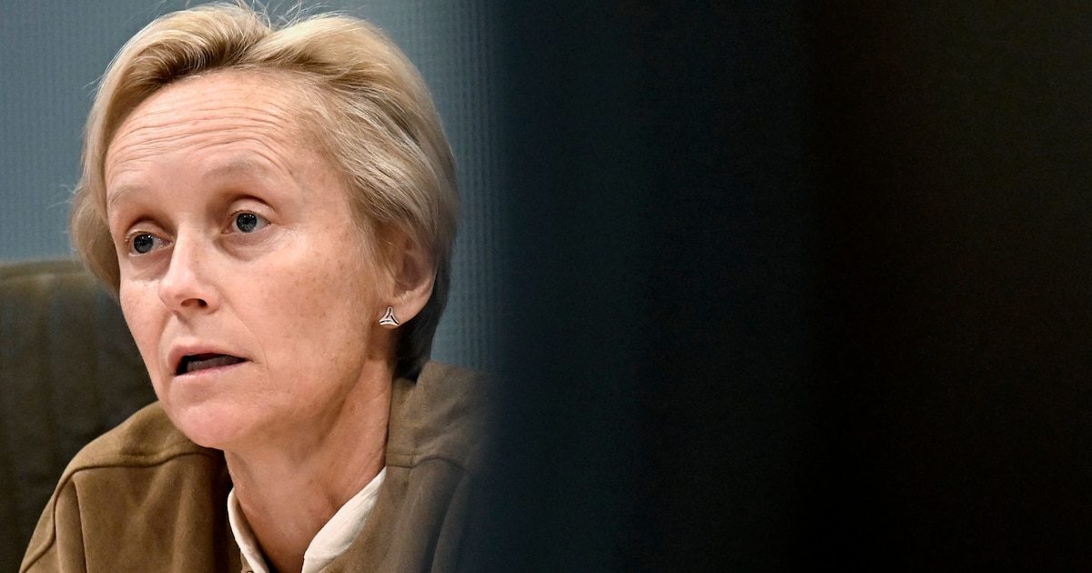 La ministre flamande Annick De Ridder se fait interroger par un député mais le nie et scrolle sur son téléphone lors d’…