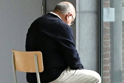 Eerst nog een afscheidskus, minuten later zes kogels voor stiefmoeder Mimi: Nicolas Ullens barst in tranen uit op assis…