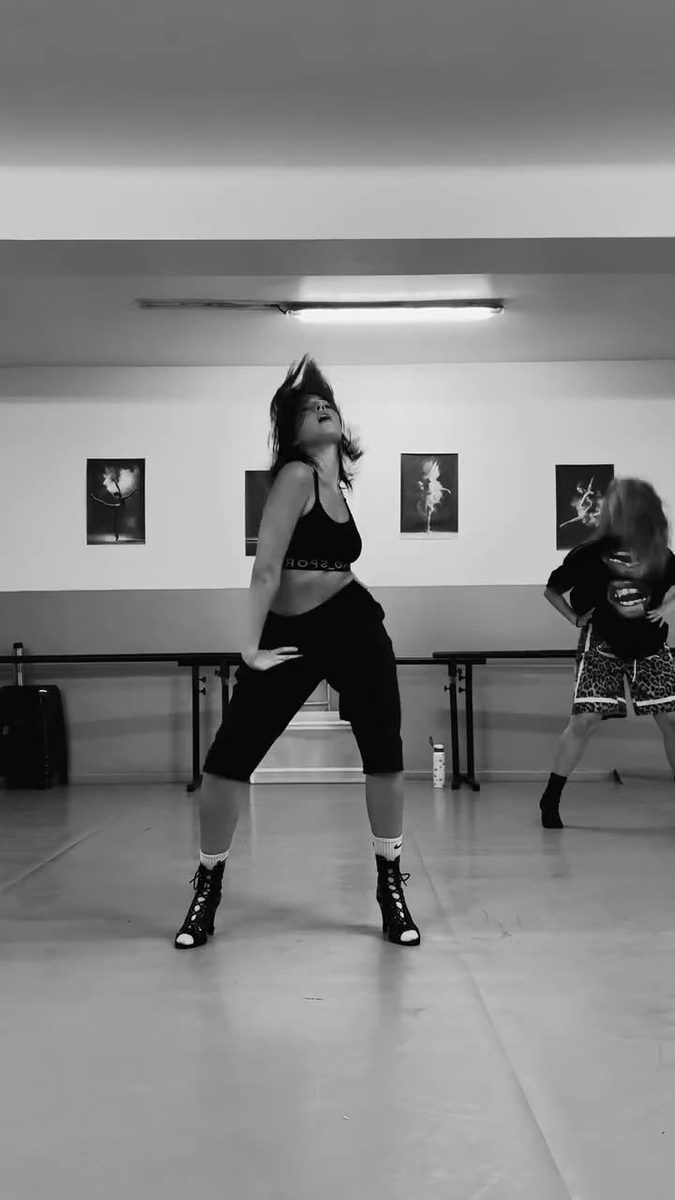 Sexy nana… Choreo by the talented @carolinesini 🤍 #ᴅᴀɴᴄᴇʀᴇᴇʟ #movement #artistlife #kyyar