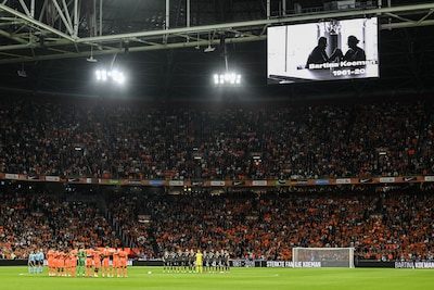 Minuut stilte voor Bartina Koeman voor duel met Duitsland, groot spandoek voor nieuwe bondscoach Xavi