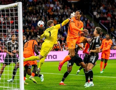 Goal van Virgil van Dijk afgekeurd, Duitsers scoren na blessure bij Brian Brobbey