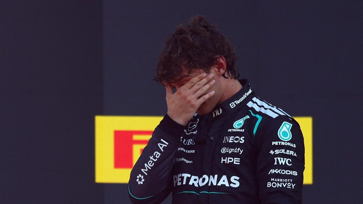 Antonelli in lacrime sul podio tra le bandiere Ferrari. Poi la festa con “Sarà perché ti amo”