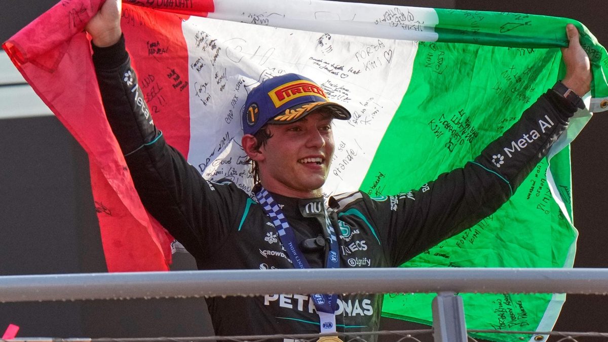 Antonelli, fa l’impresa: vince partendo dal 19° posto. Un italiano trionfa a Monza dopo 60 anni