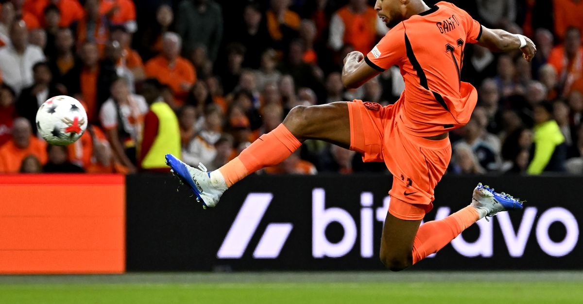 Twee jonge debutanten, een weergaloze goal en een dominante tweede helft: Xavi kan verder bouwen aan Oranje na vermakel…