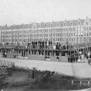 Jacob Nienhuys liet in de Staatsliedenbuurt 236 goede arbeiderswoningen bouwen, met binnentuin, kinderbewaarplaats en p…