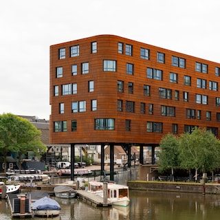 De buurt had gelijk: lomp woonblok aan de Hoogte Kadijk blokkeert doorzichten en verdrukt brug