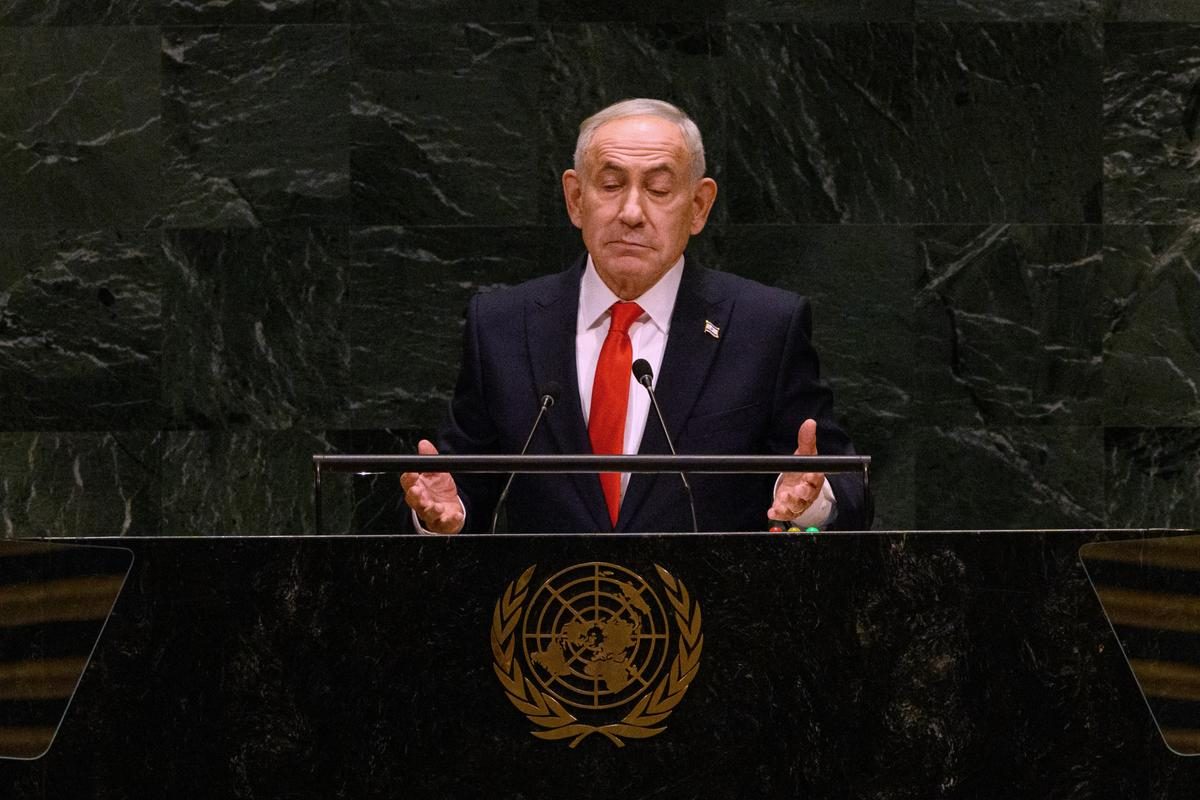 Remonté et face à une salle en partie vidée, Netanyahou s’en prend à la France et à Mamdani à la tribune de l’ONU