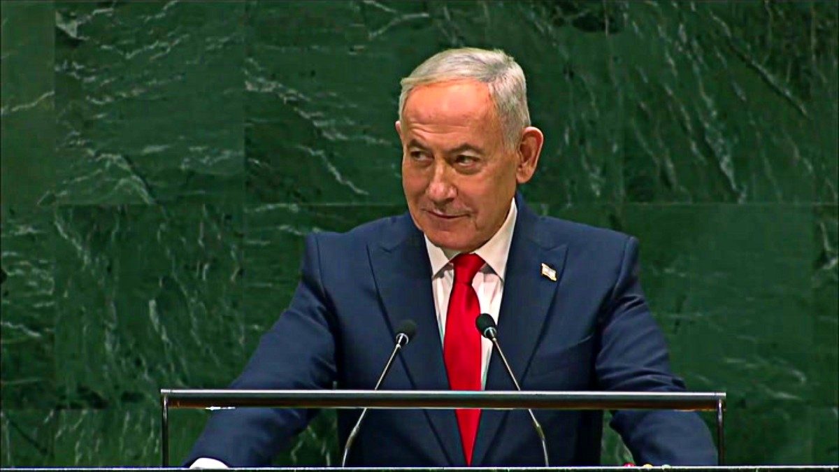 Netanyahu parla all’assemblea Onu, l’aula si svuota. Lui: “Codardi. Combattiamo anche per loro”. E alza un cercapersone…