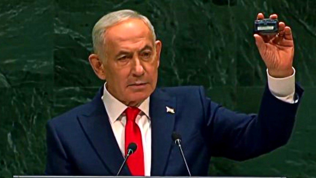 Assemblea Onu, Netanyahu mostra un cercapersone: “Ve li ricordate? Hezbollah se li ricorda eccome”