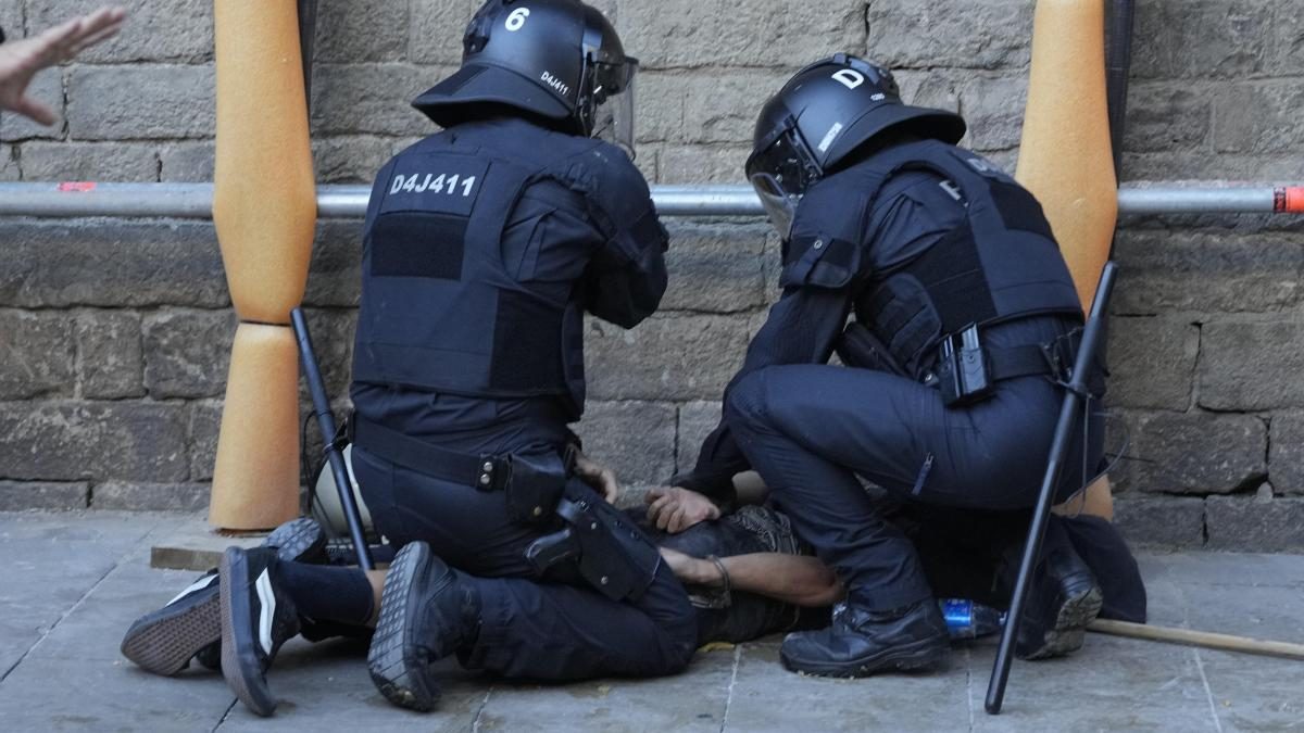 Libertad para los tres detenidos durante los disturbios en el Fossar de les Moreres
