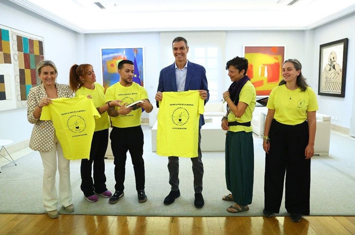 Sánchez traslada su compromiso con la etapa 0-3 gratuita a las educadoras infantiles, que salen contentas de la reunión