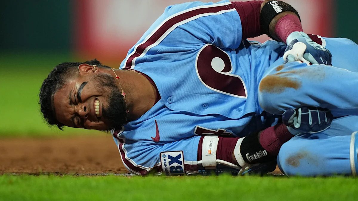Phillies' Luis Arraez leaves game with sprained left ankle as he chases a 4th batting title