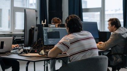 Änderung der Ausbildung gefordert: IT-Einstiegsjobs brechen um mehr als zwei Drittel ein