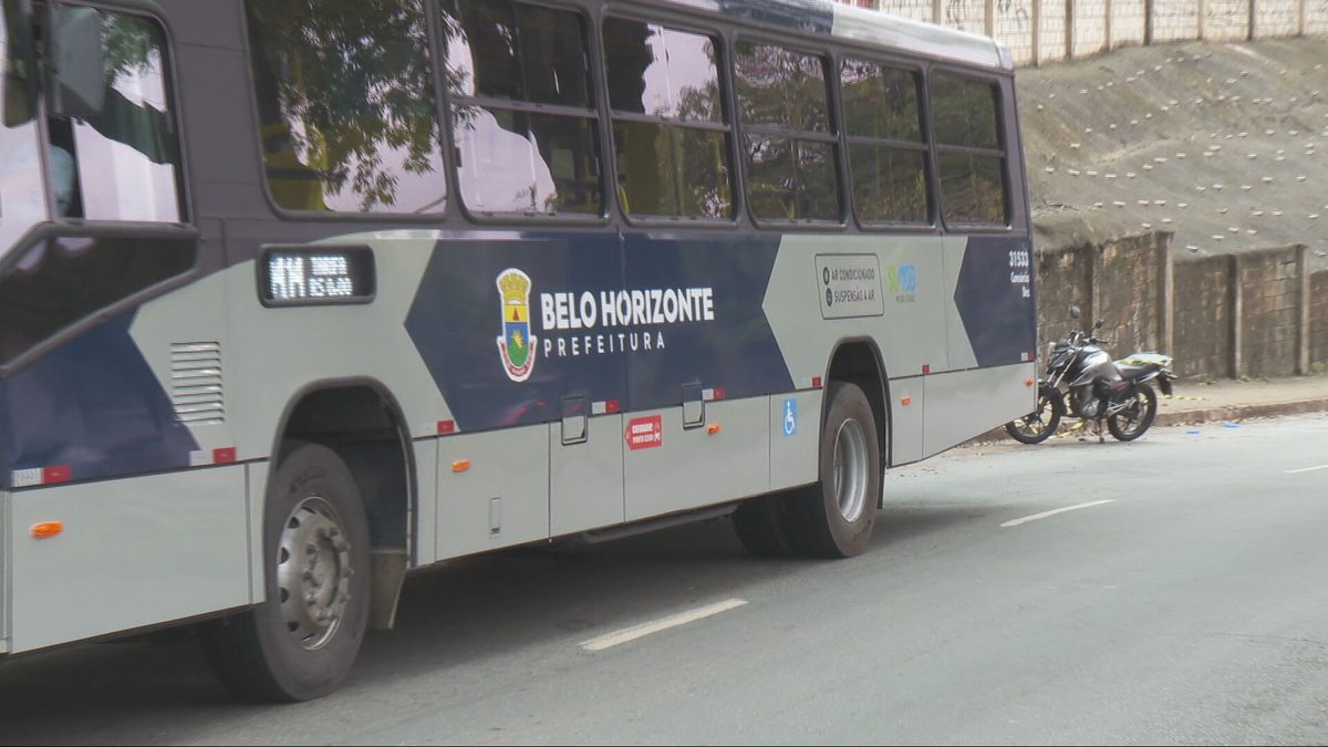 Garupa de moto morre em acidente envolvendo ônibus em BH