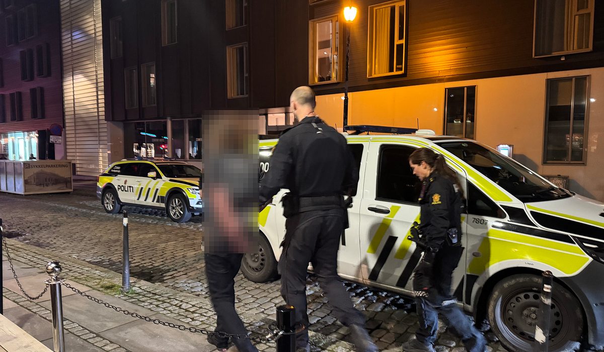 Mann pågrepet med øks på utested i Trondheim