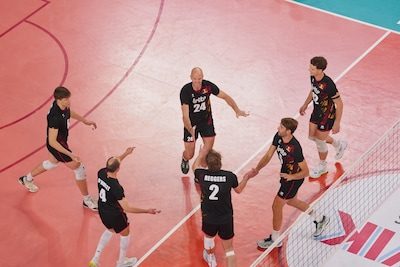 “Controle nooit verliezen, dat is onze sterkte”: Red Dragons beginnen foutloos aan EK volleybal met 1-3-winst tegen Ned…
