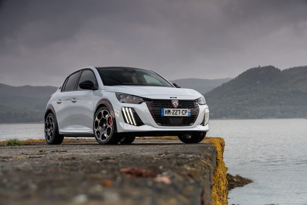 Peugeot E-208 GTi: la piccola hot hatch francese è tornata