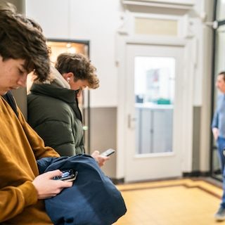 Leerlingen zitten even vaak op hun gsm en letten niet beter op: wat leert het eerste onderzoek naar het smartphoneverbo…