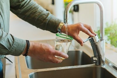 Tot 60 euro extra per gezin? Duurdere waterfactuur op tafel bij Vlaamse begrotingsgesprekken