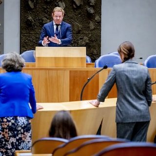 Van Weel overleeft motie van wantrouwen na excuses voor verklaringen over Rekenkamer-rapport