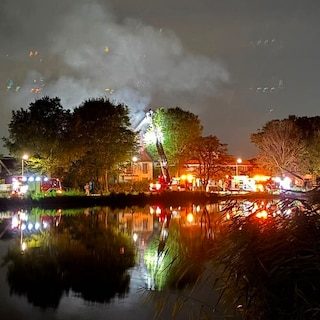 Brand in dak van woning aan Amsteldijk Noord in Amstelveen, inmiddels onder controle