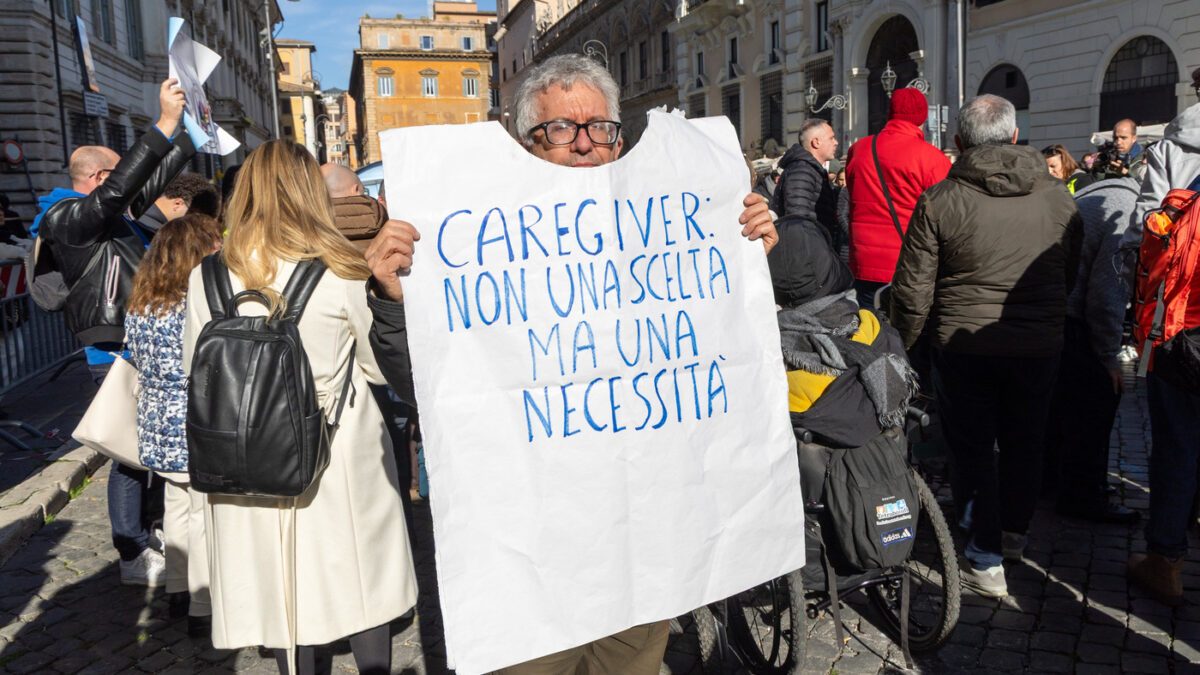 Ddl Caregiver, aumenta la platea di chi può ricevere aiuti ma i fondi restano gli stessi. Le associazioni: “Siamo oltre…