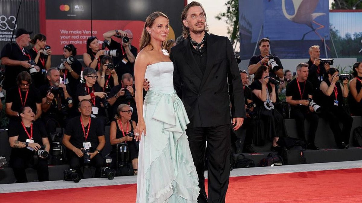 Red carpet di Venezia 2026: da Alicia Vikander a Luca Marinelli, le pagelle dei look di oggi