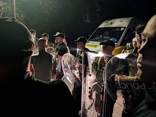 Police warn face coverings could lead to arrest at Portsmouth anti-migrant protest