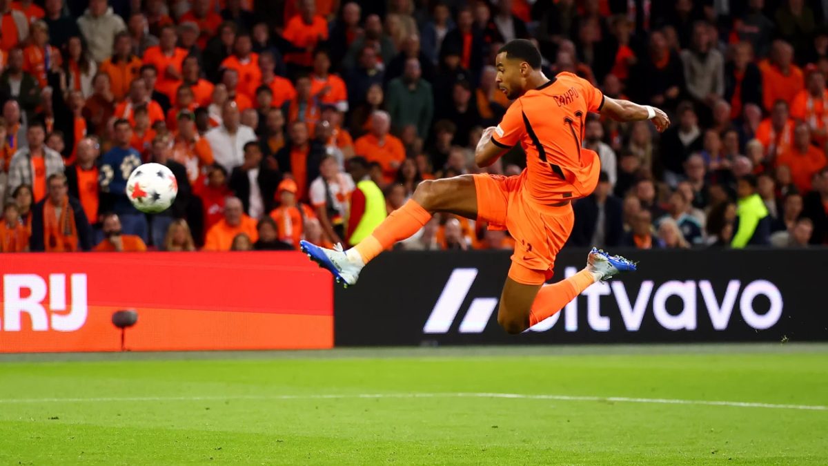 Prachtgoal in blessuretijd levert Oranje gelijkspel op bij start tijdperk onder Xavi