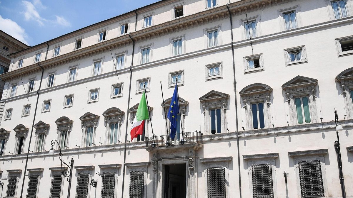 Scuola, multe per il burqa e ai genitori che non sanno l'Italiano. Meloni: 'Con il tetto evitiamo classi-ghetto'