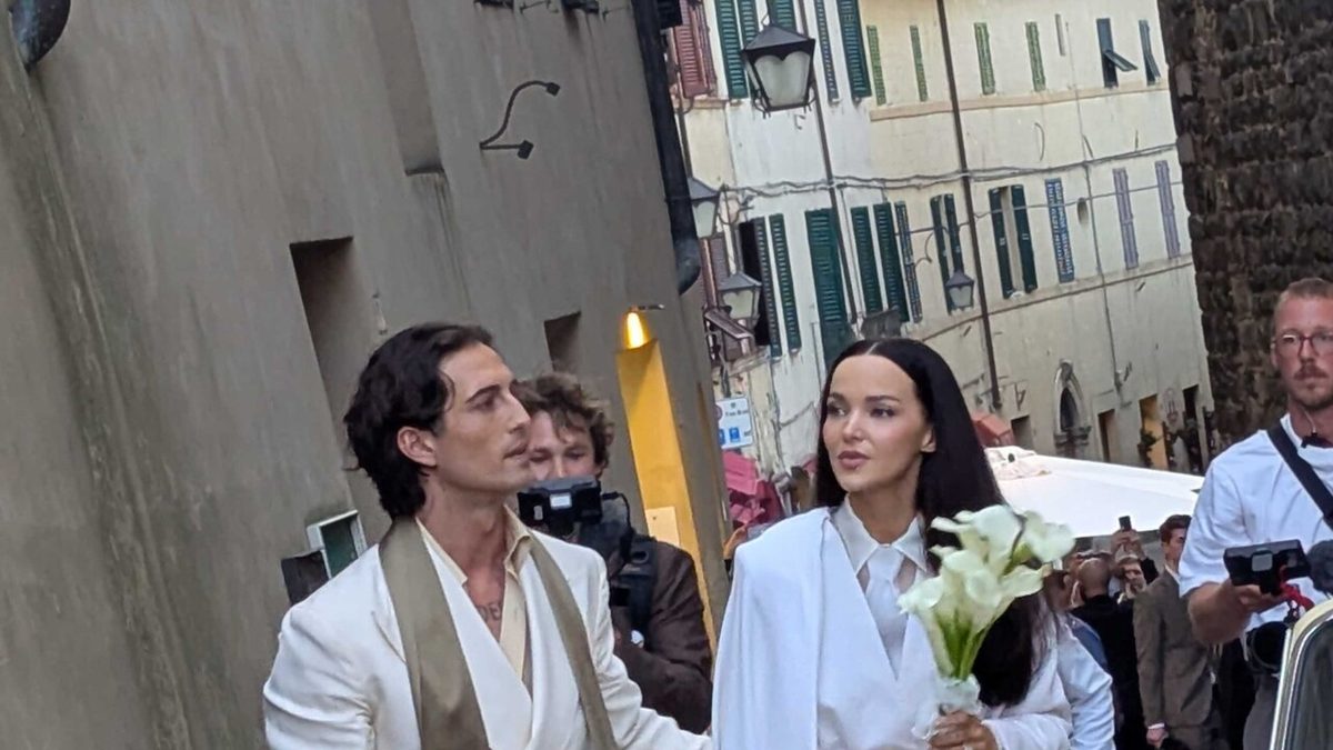 Damiano e Dove Cameron sposi, applausi dal pubblico in piazza a Montalcino