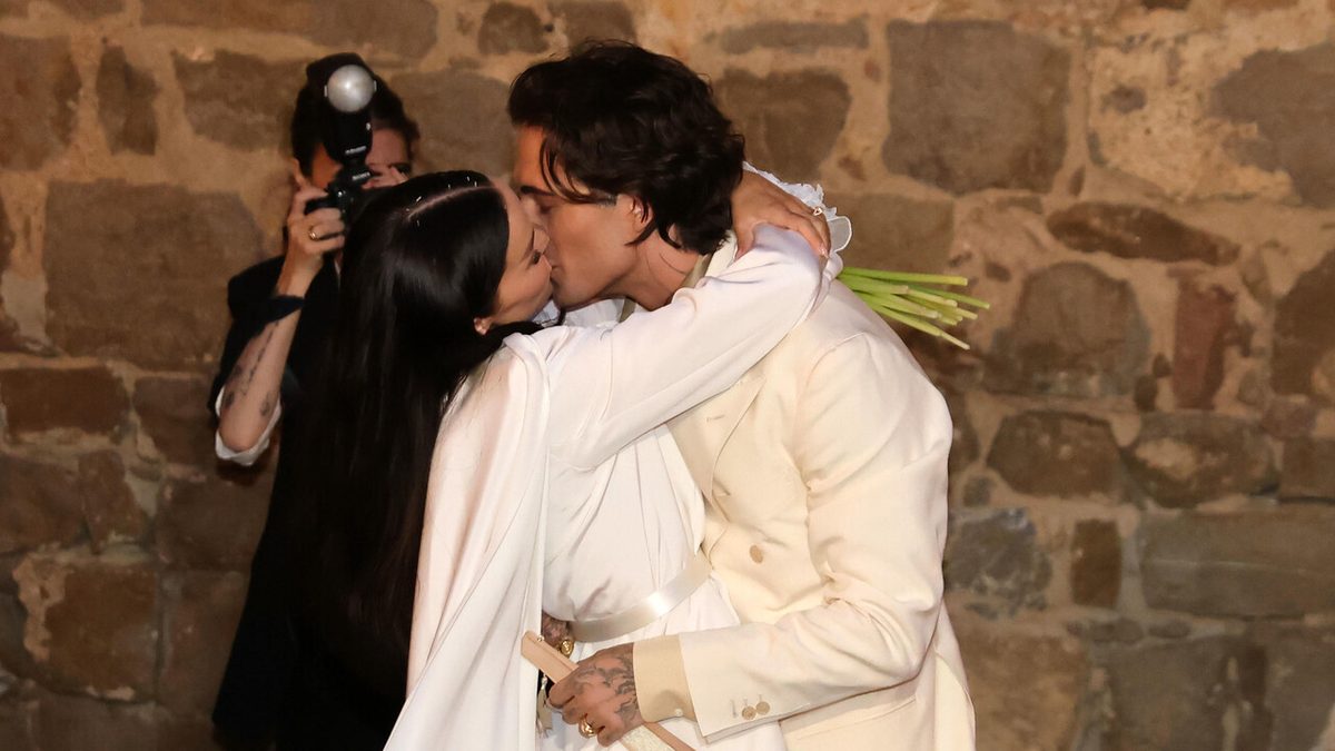 Damiano David e Dove Cameron sposi, applausi in piazza a Montalcino