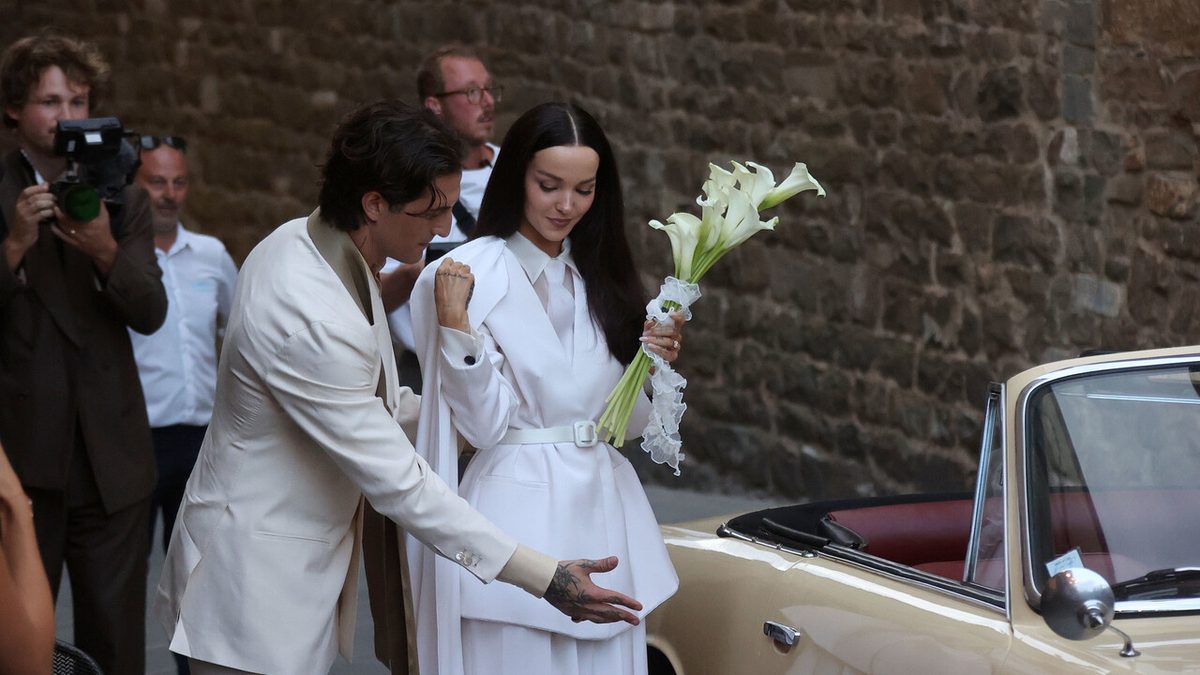 Nozze Damiano e Dove Cameron, la coppia è arrivata su un'auto bianca